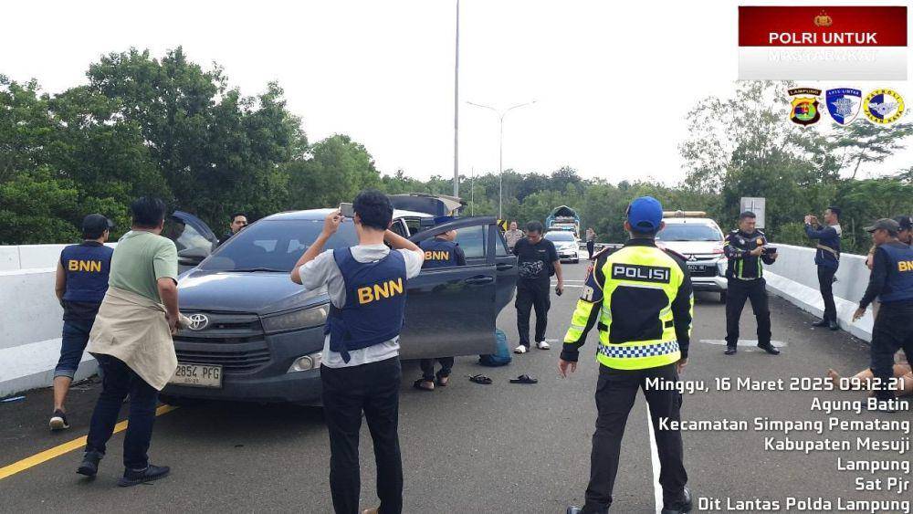 Mobil pelaku pengedar narkoba yang diamankan di Tol Terpeka Lampung. (IDN Times/istimewa)
