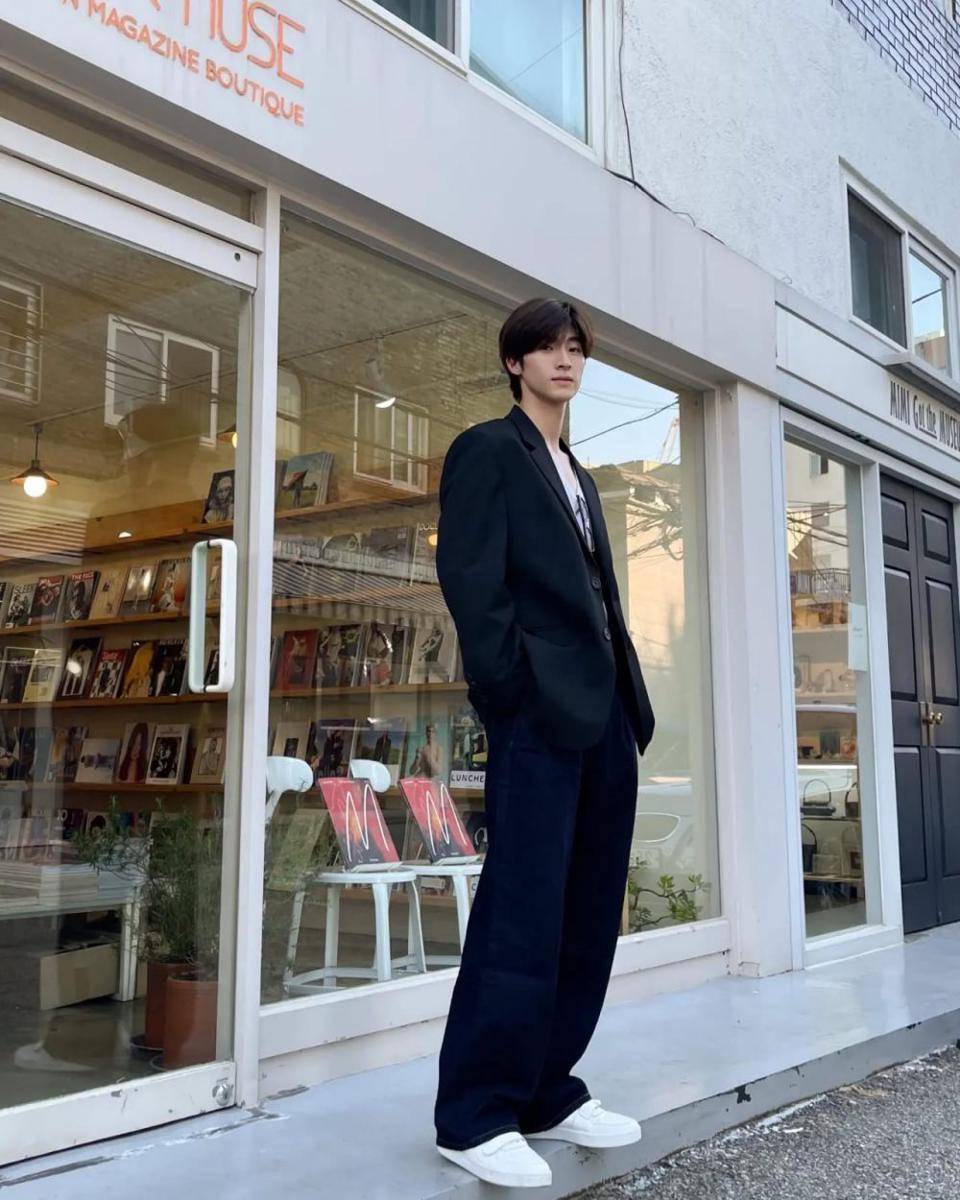 styling blazer ala Blue Pongtiwat (instagram.com/blue_pongtiwat)