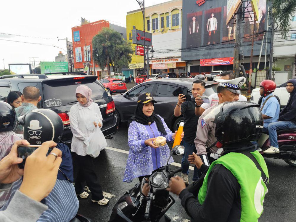 Eva Dwiana Bagikan 6.000 Paket Takjil, Titip Pesan Khusus ke Warga