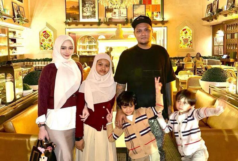 Potret Inara Rusli dan Virgoun Buka Puasa Bareng Anak di Ramadan 2025