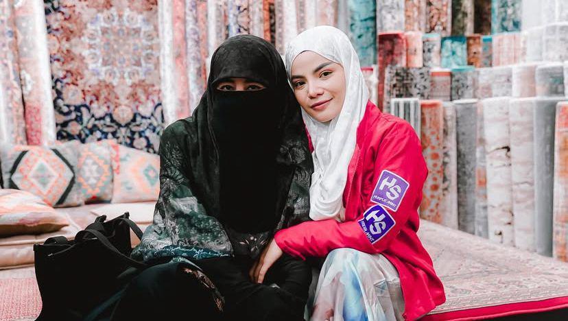 7 Potret Dinar Candy Jadi Ketua Pengajian Umi Pipik, Anggun Berhijab