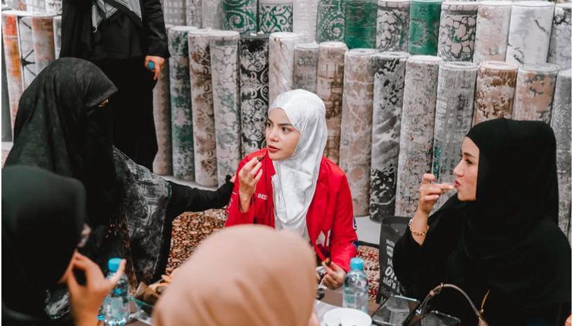 potret Dinar Candy jadi ketua pengajian Umi Pipik (Instagram.com/dinar_candy)