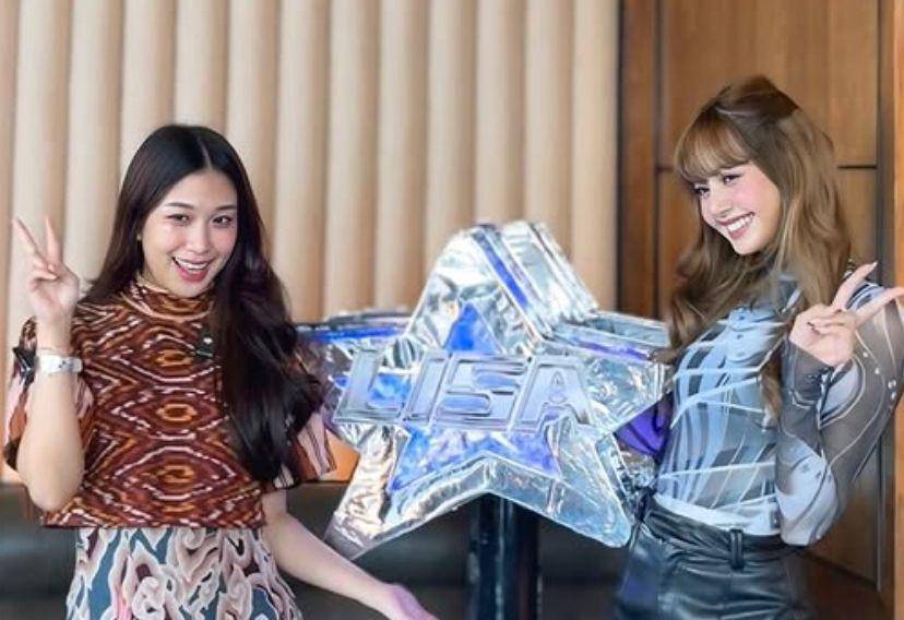 Potret Irene Suwandi Ketemu Lisa BLACKPINK, Kasih Lightstick Raksasa