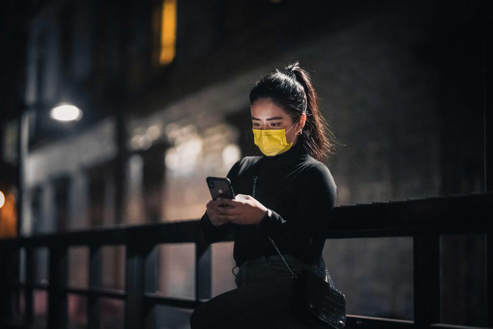 potret seorang wanita sendirian bermain ponsel (unsplash.com/Julio Lopez)