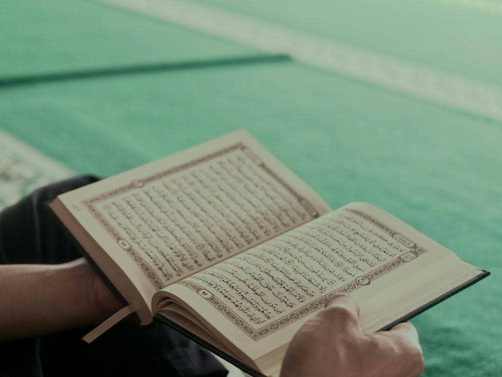 ilustrasi membaca Al Qur'an (unsplash.com/Masjid Pogung Dalangan)