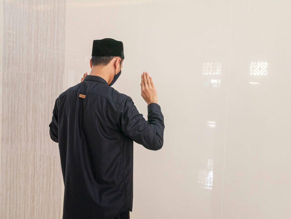 ilustrasi pria melaksanakan salat malam (unsplash.com/Masjid Pogung Dalangan)