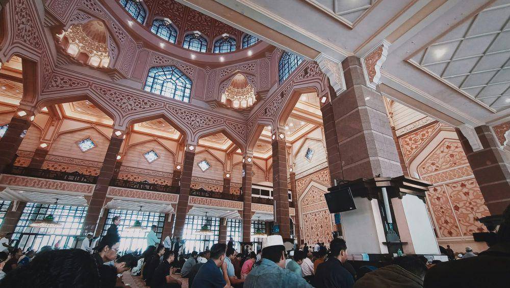 ilustrasi suasana di dalam masjid (unsplash.com/Nahrizul Kadri)