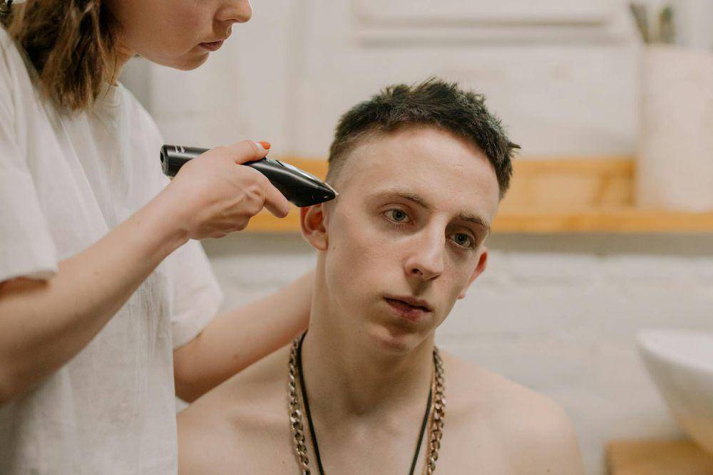 ilustrasi gaya rambut mid fade with french crop (pexels.com/cottonbro studio)