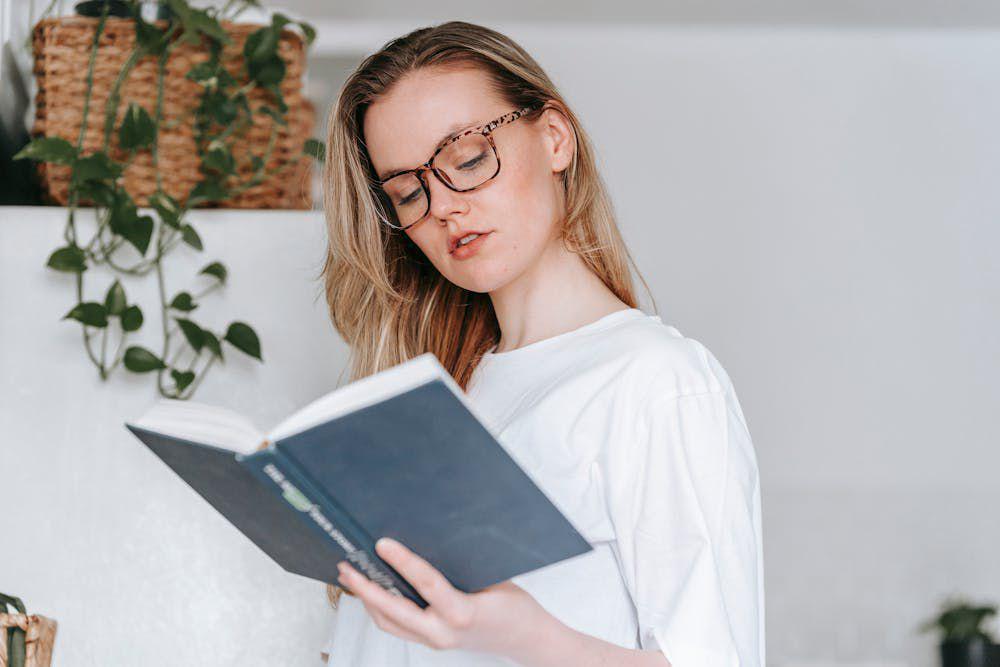 ilustrasi wanita sedang membaca buku (pexels.com/George Milton)