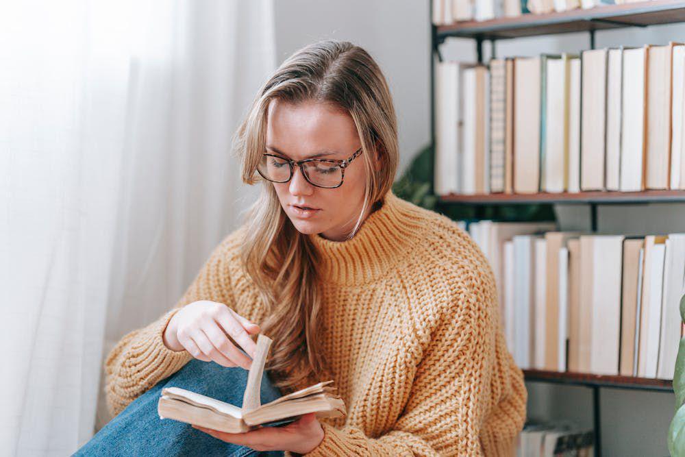 ilustrasi wanita sedang membaca buku (pexels.com/George Milton)