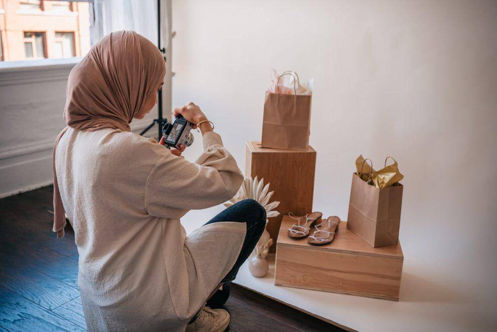 ilustrasi memotret sandal (pexels.com/PNW Production)