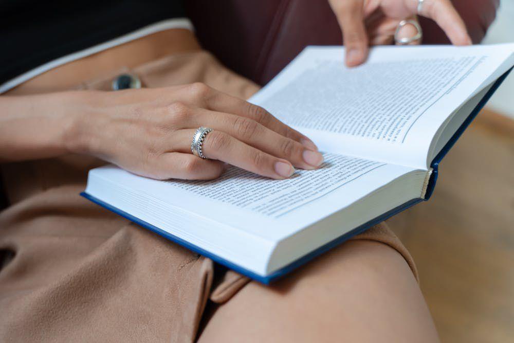 ilustrasi membaca buku (pexels.com/Yaroslav Shuraev)