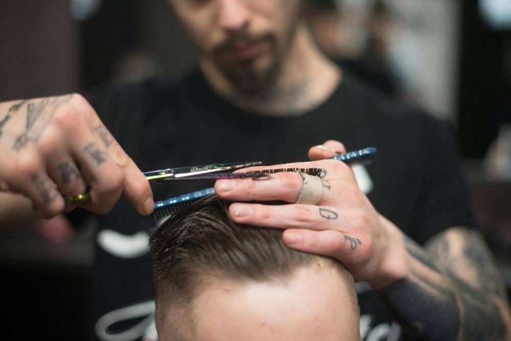 ilustrasi gaya rambut mid fade with middle part (pexels.com/Dmitry Zvolskiy)
