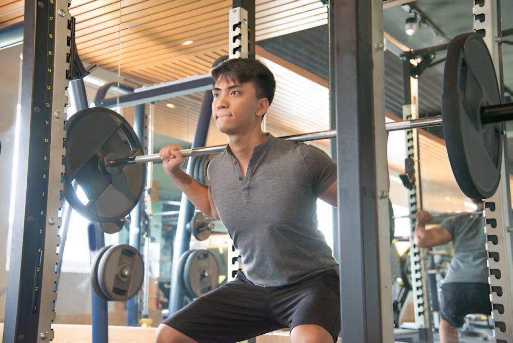 ilustrasi pria melakukan gym (freepik.com/katemangostar)