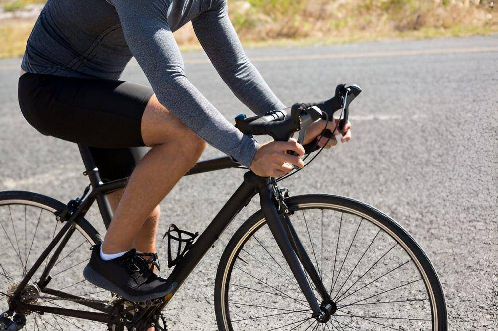 ilustrasi sepatu road bike (freepik.com/wavebreakmedia_micro)