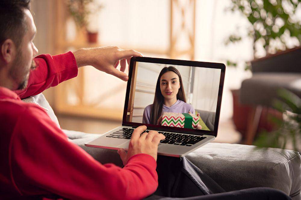 ilustrasi pasangan melakukan video call (freepik.com/master1305)