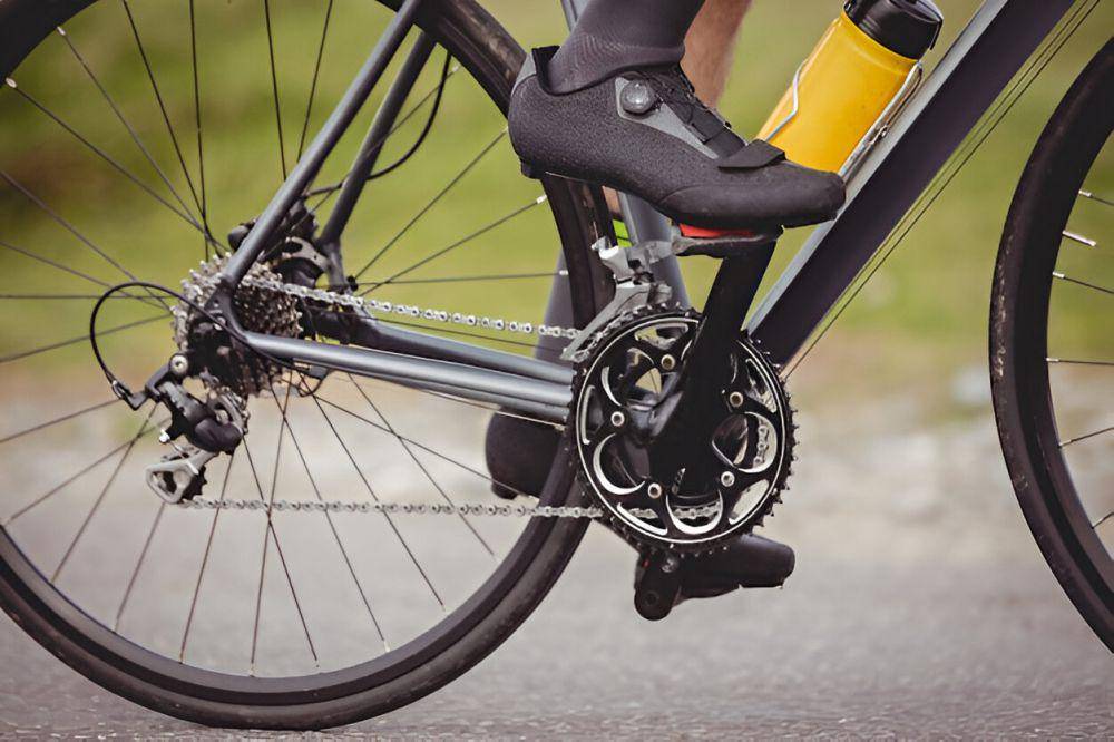 ilustrasi sepatu road bike (freepik.com/wavebreakmedia_micro)