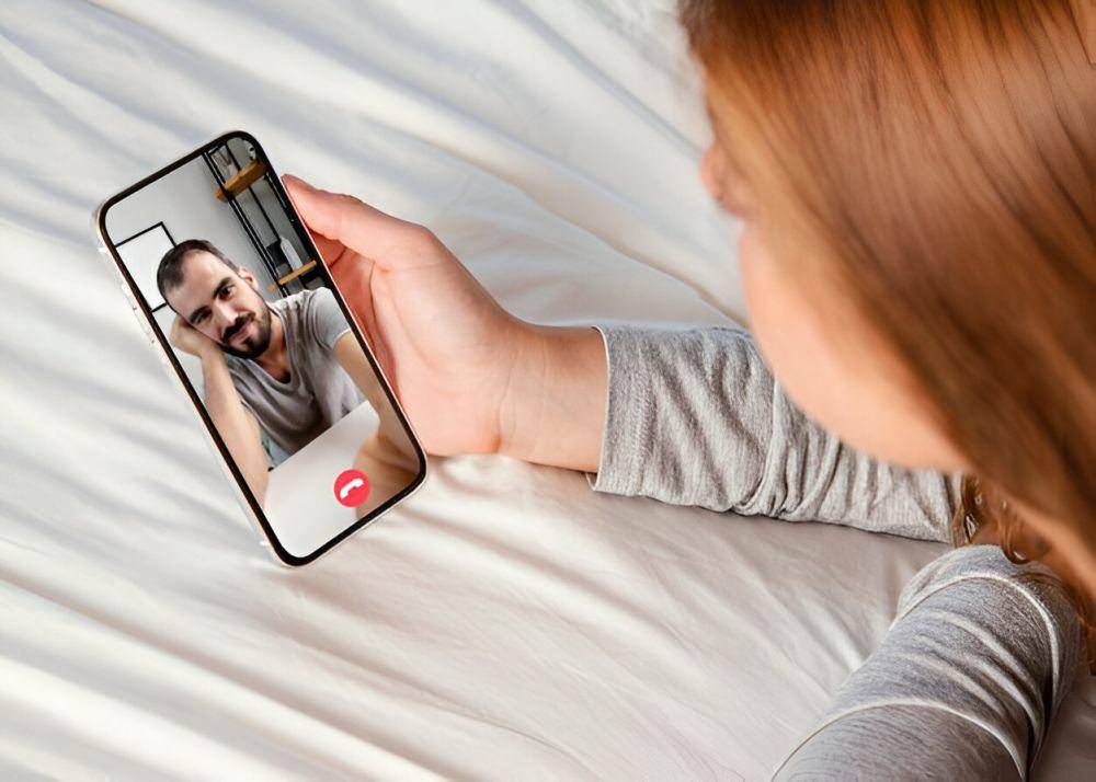 ilustrasi pasangan melakukan video call (freepik.com/freepik)