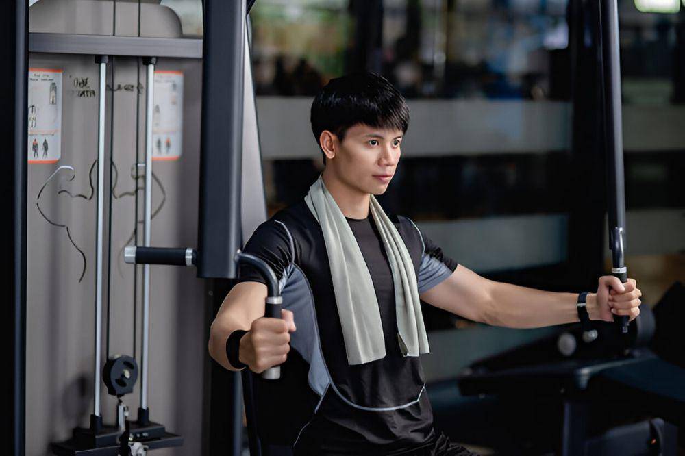 ilustrasi pria melakukan gym (freepik.com/jcomp)