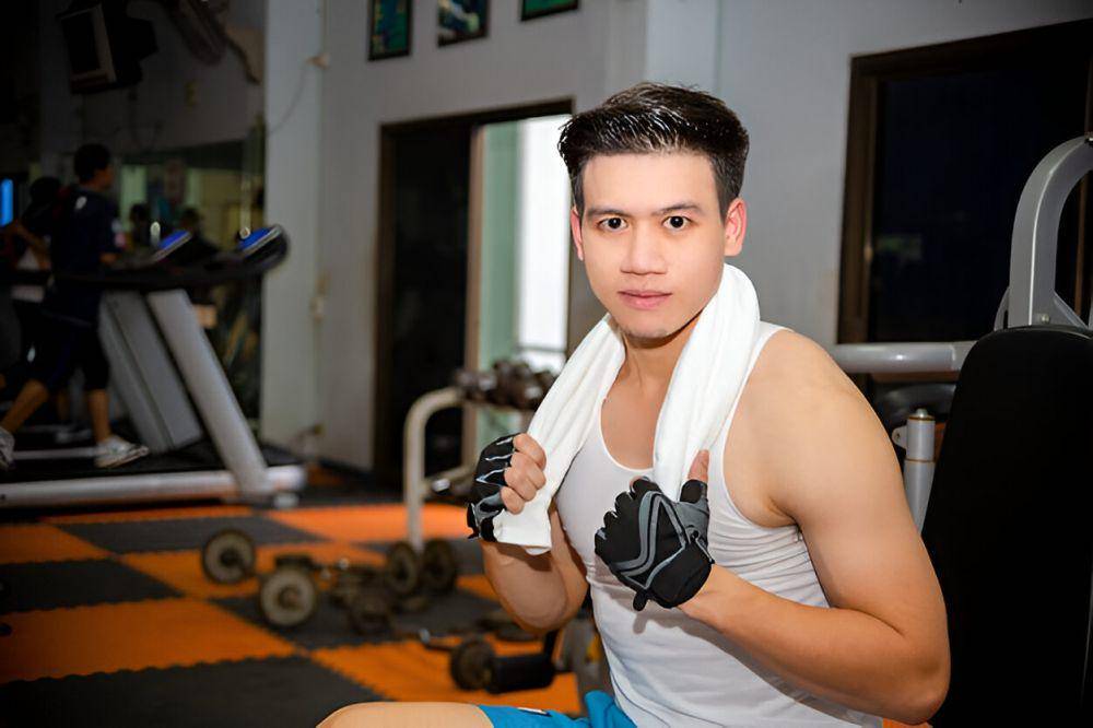 ilustrasi pria melakukan gym (freepik.com/jcomp)