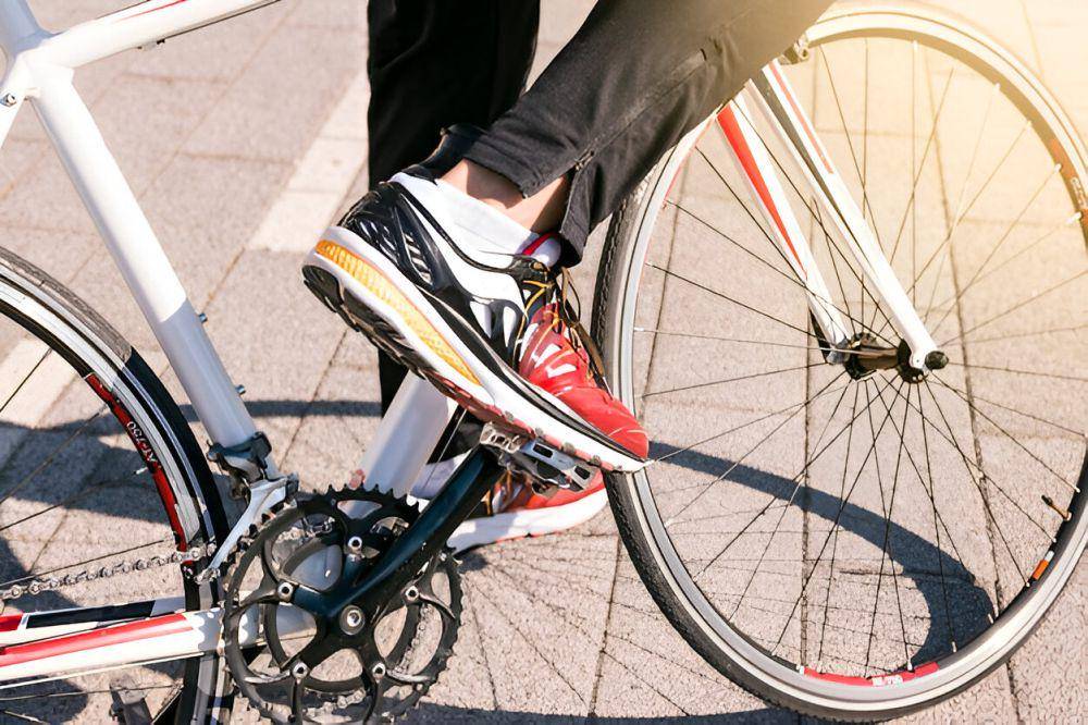 ilustrasi sepatu road bike (freepik.com/freepik)
