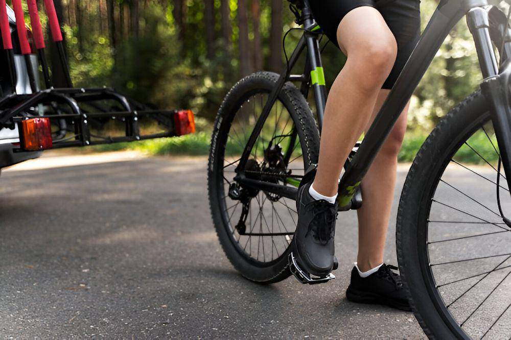 ilustrasi sepatu road bike (freepik.com/freepik)