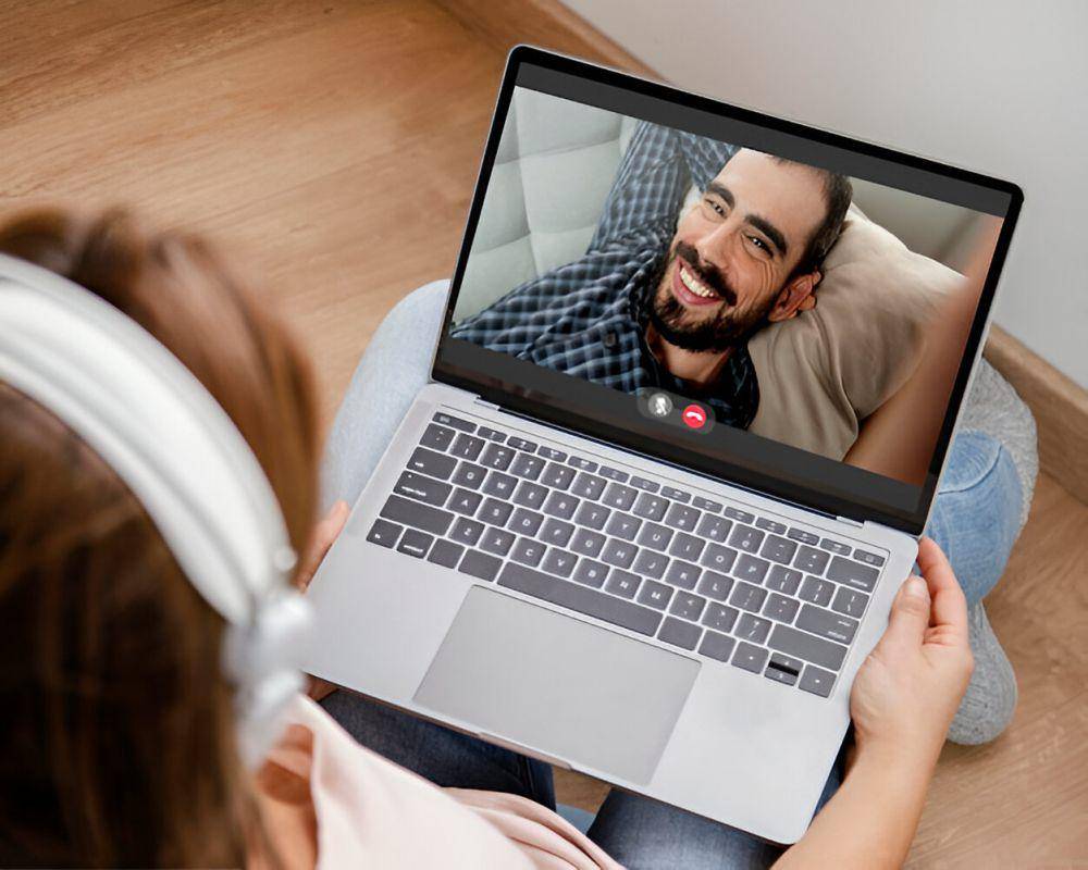 ilustrasi pasangan melakukan video call (freepik.com/freepik)
