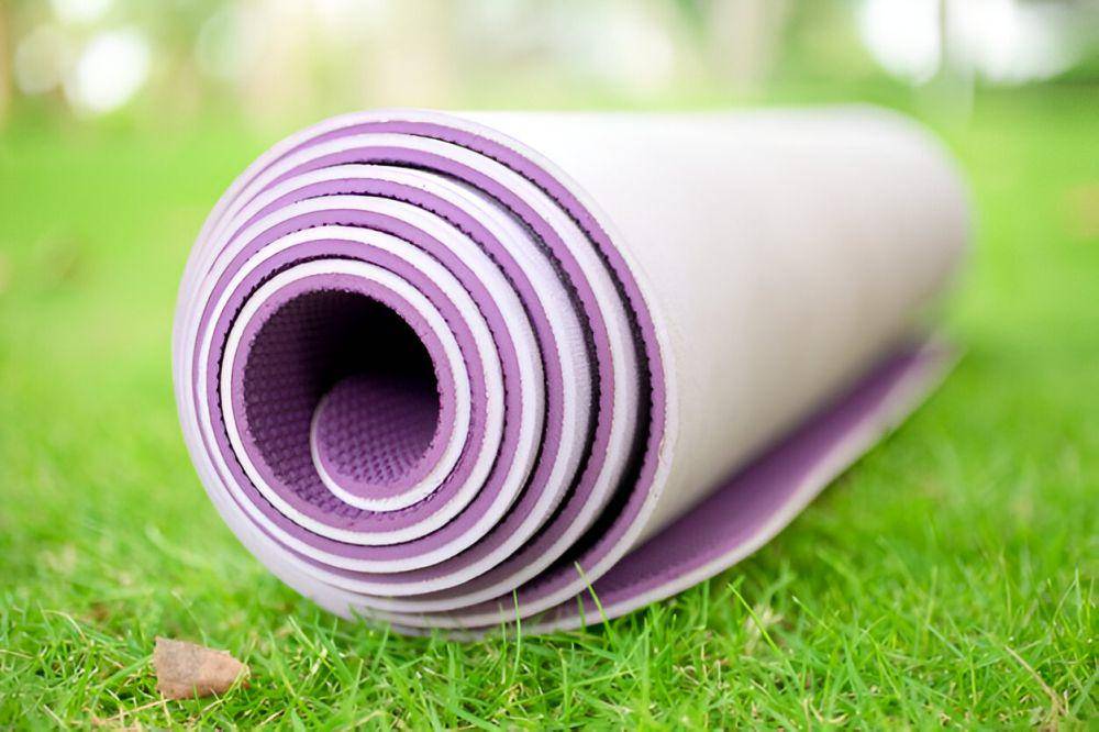 ilustrasi matras yoga (freepik.com/katemangostar)