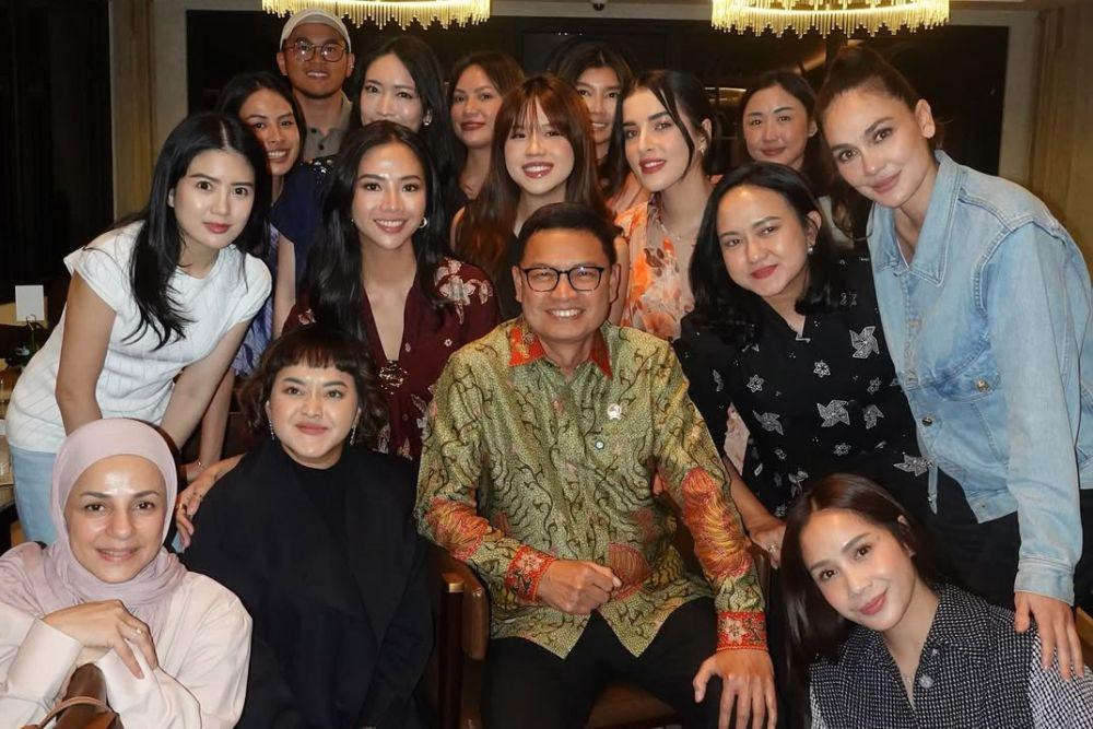 7 Gaya Skincare Owner saat Bertemu Kepala BPOM, Kasual nan Modis