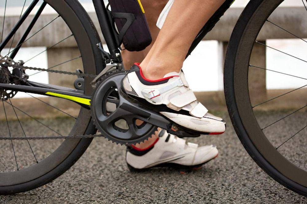 ilustrasi sepatu road bike (freepik.com/pch.vector)