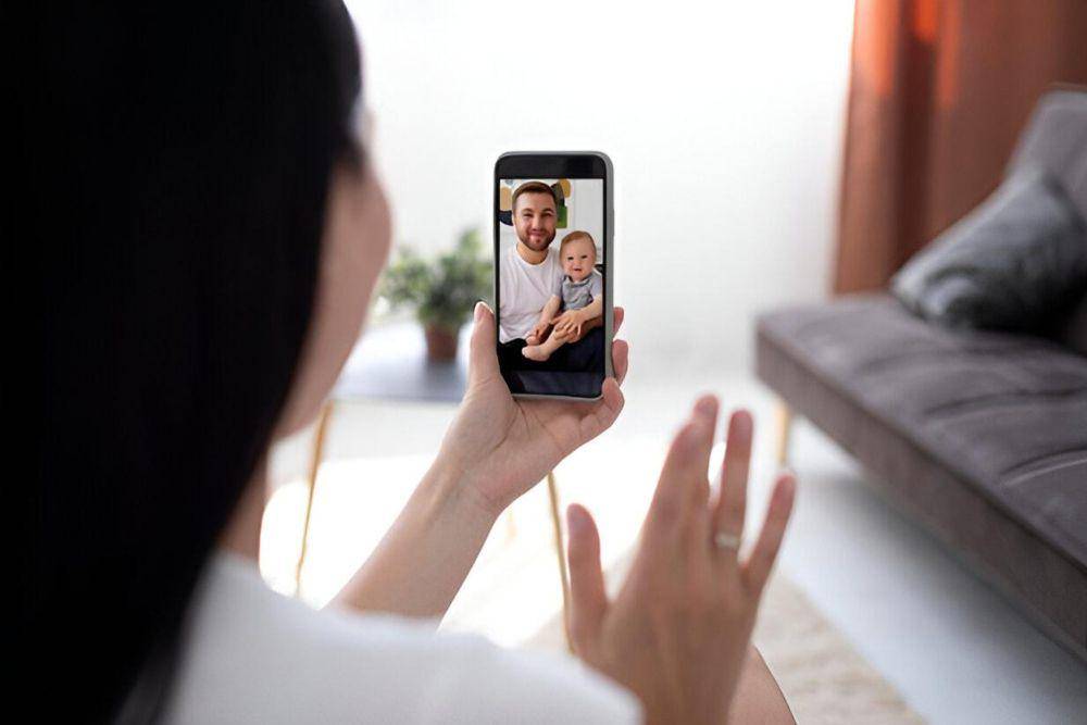 ilustrasi pasangan melakukan video call (freepik.com/freepik)
