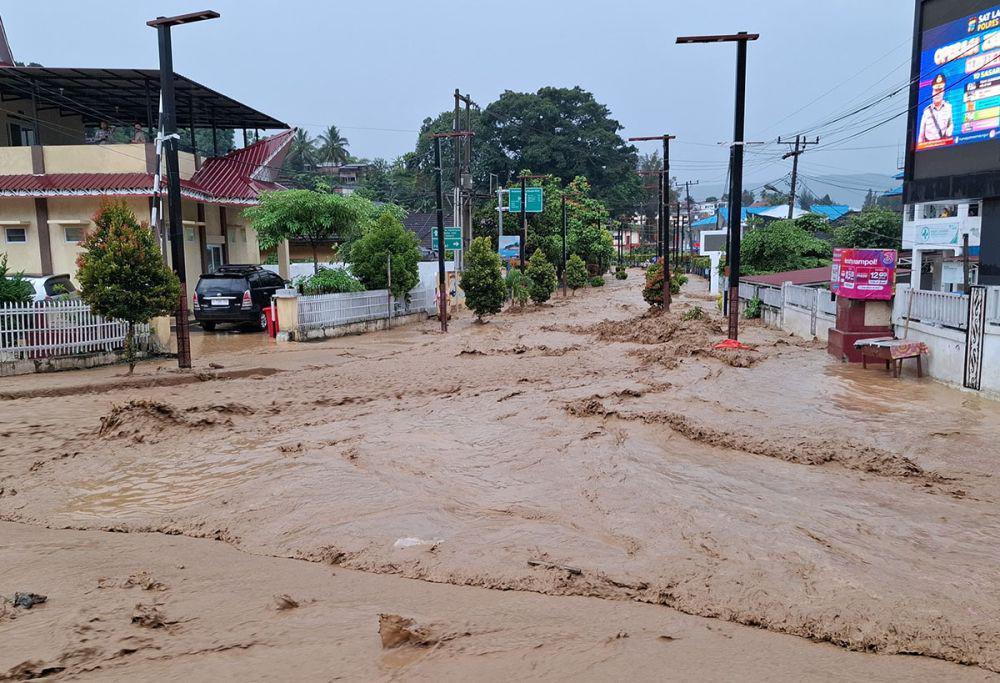 Banjir Bandang Parapat, Air Menerjang Bersama Lumpur dan Batu