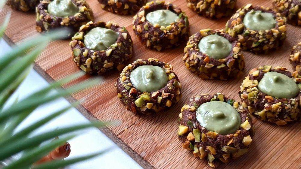 pistachio thumbprint cookies (YouTube.com/Salwa Atikah)