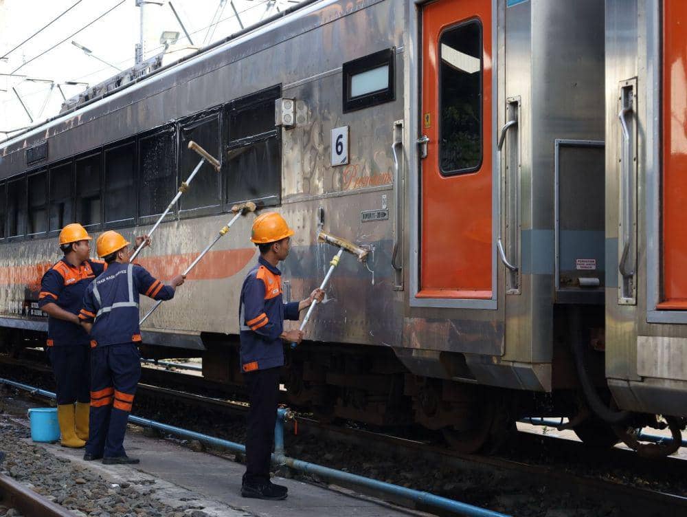 Petugas K2 (kebersihan dan keindahan) kereta api. (Dok/Daop 6 Yogyakarta)