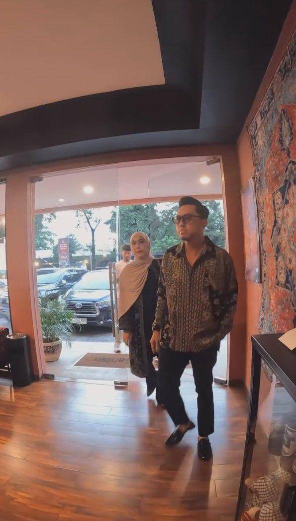 Ananda Omesh (instagram.com/omeshomesh)