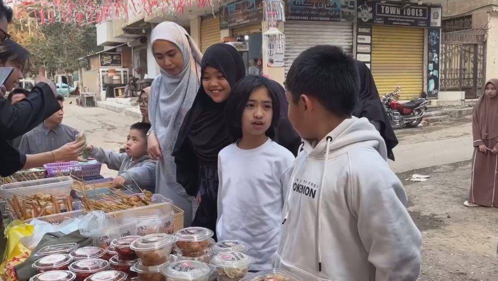 Oki Setiana Dewi beli takjil di Mesir (Instagram.com/okisetianadewi)