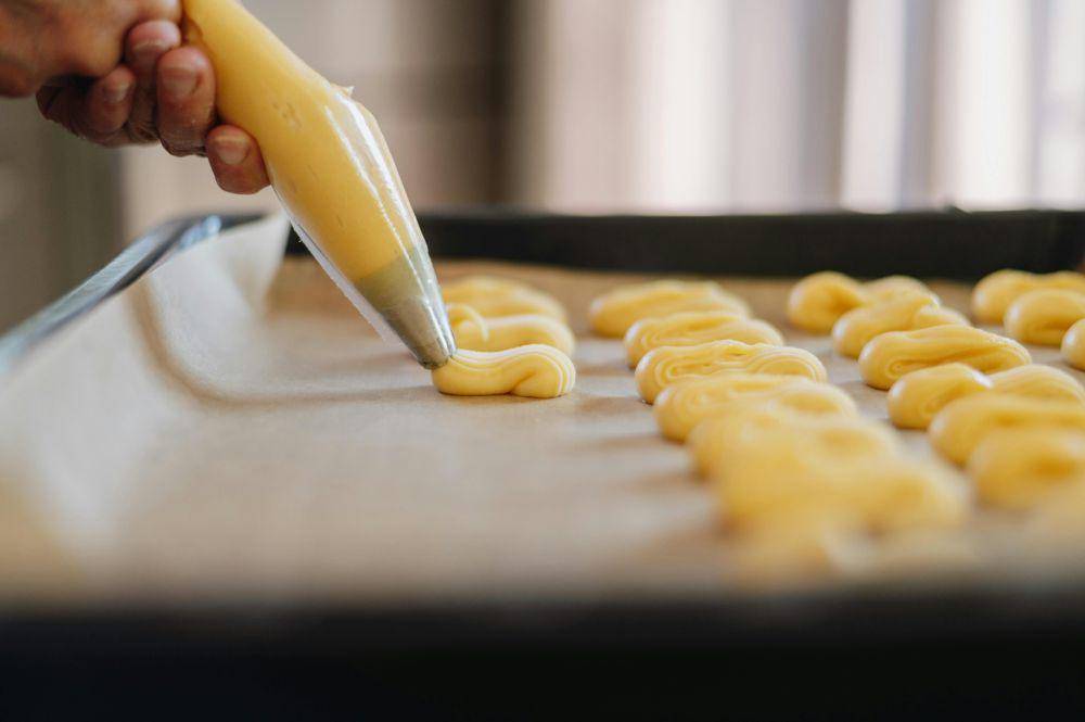 ilustrasi mencetak kue dengan piping bag