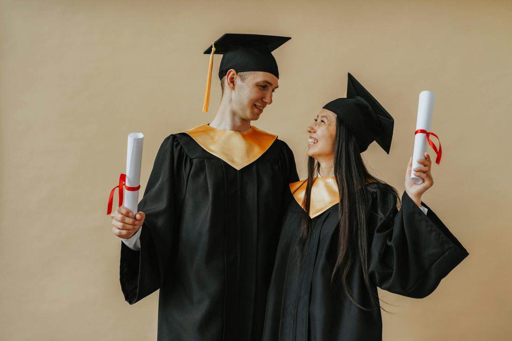 ilustrasi wisuda bersama pasangan (pexels.com/olia danilevich)