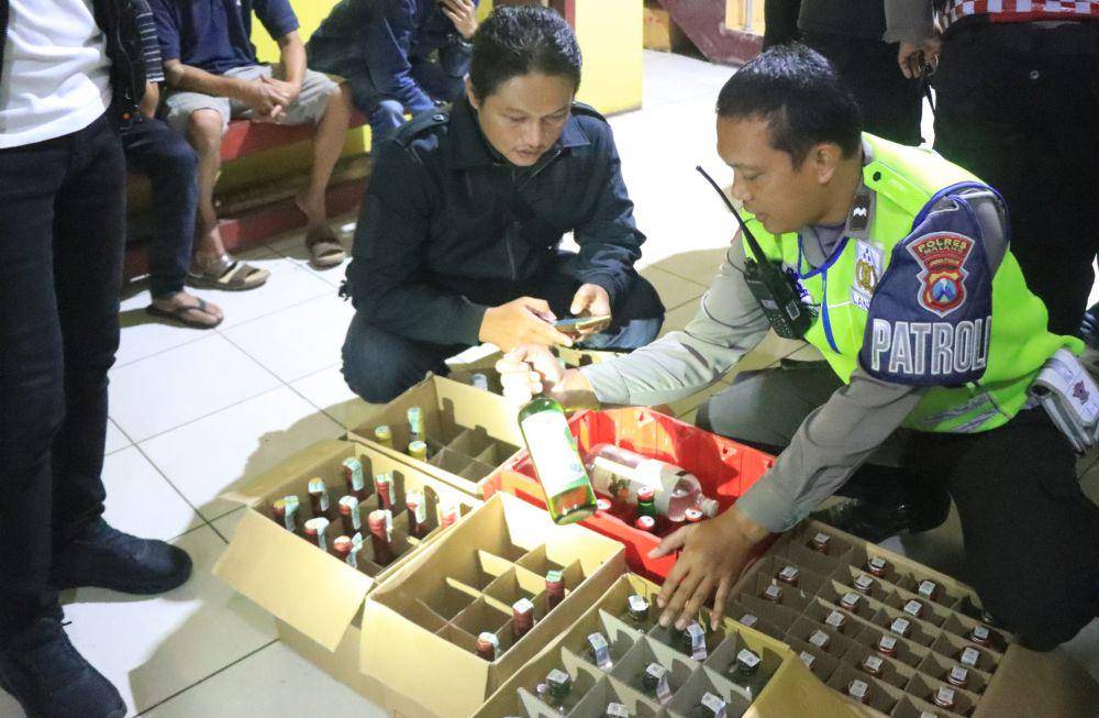 Botol-botol miras yang diamankan Polres Malang saat Ramadan 2025. (Dok. Polres Malang)