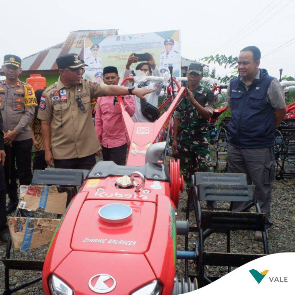 PT Vale memberikan bantuan berupa hand traktor kepada masyarakat (instagram.com/ptvaleindonesia)