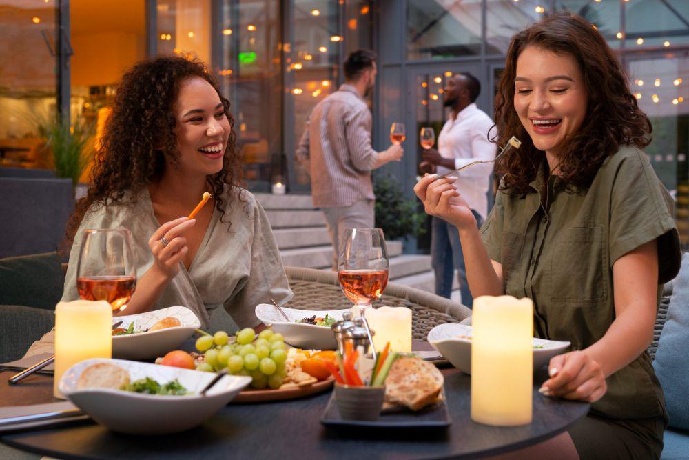 Ilustrasi makan bersama teman (freepik.com/pikisuperstar)