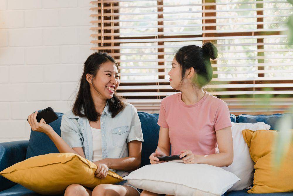 ilustrasi mengobrol dengan teman (Pexels.com/Tirachard Kumtanom)