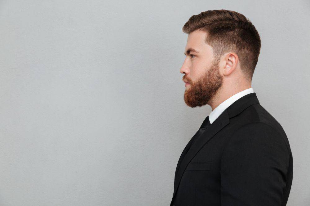 ilustrasi model rambut quiff dengan fade tinggi untuk wajah bulat dan badan gemuk pria (freepik.com/drobotdean)