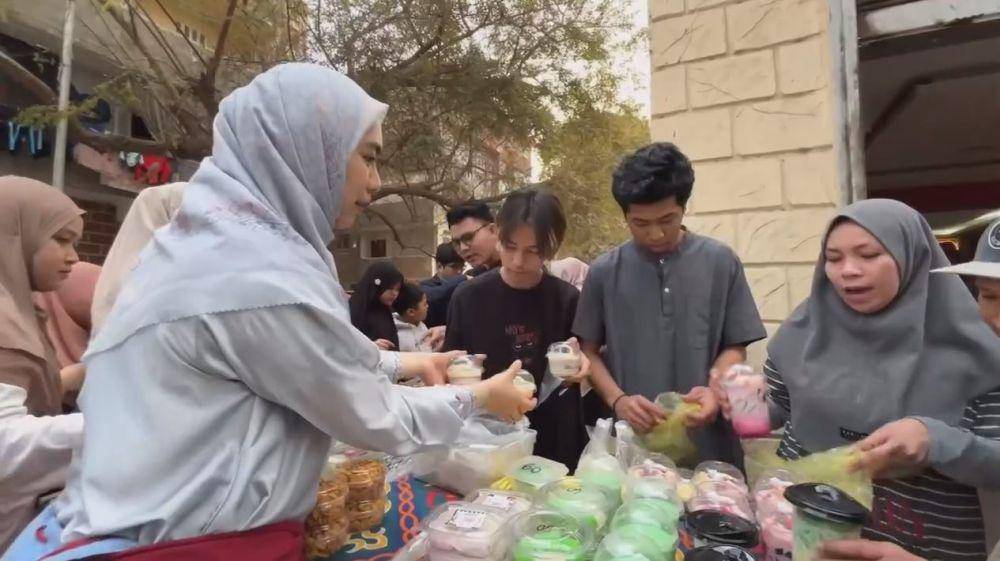 Oki Setiana Dewi beli takjil di Mesir (Instagram.com/okisetianadewi)