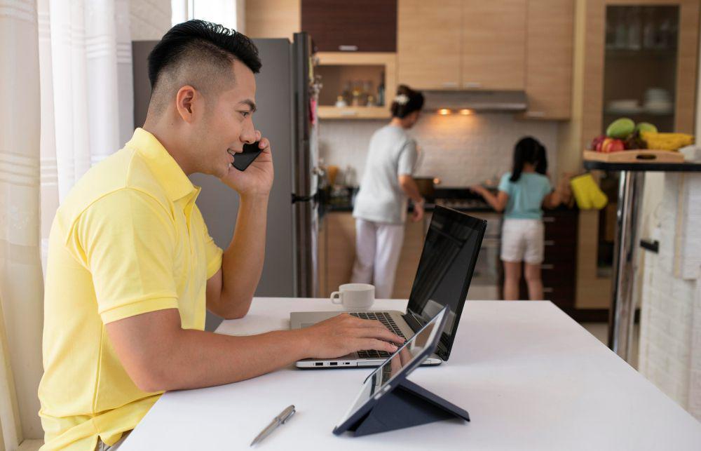 5 Tanda Kamu Memiliki Pasangan yang Workaholic, Kenali!