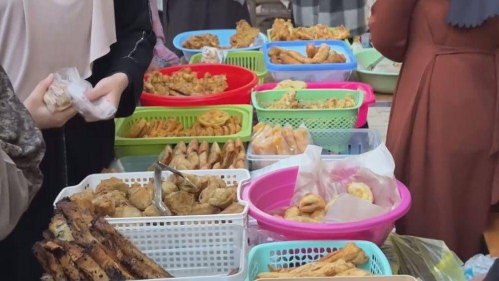 Oki Setiana Dewi beli takjil di Mesir (Instagram.com/okisetianadewi)