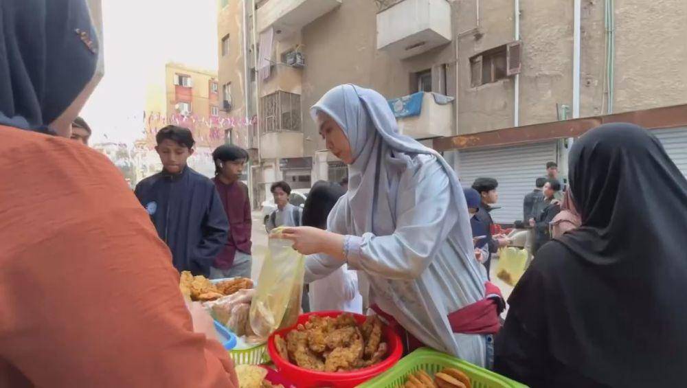 Oki Setiana Dewi beli takjil di Mesir (Instagram.com/okisetianadewi)