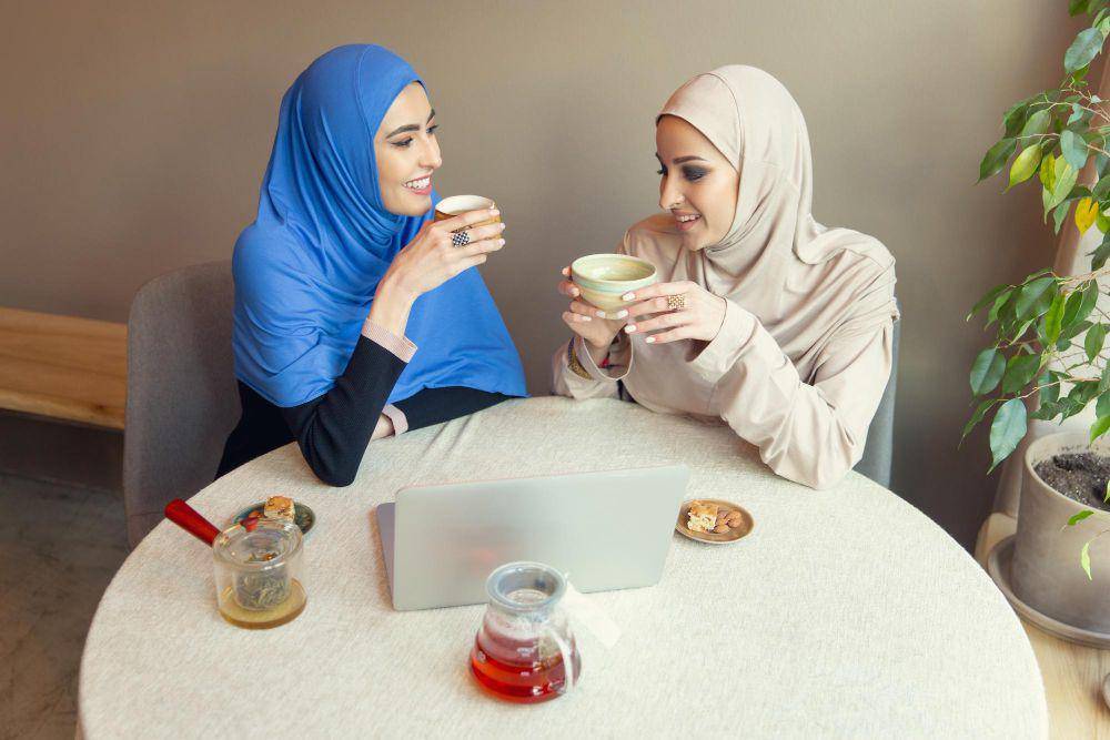 ilustrasi buka puasa bersama teman (freepik.com/master1305)
