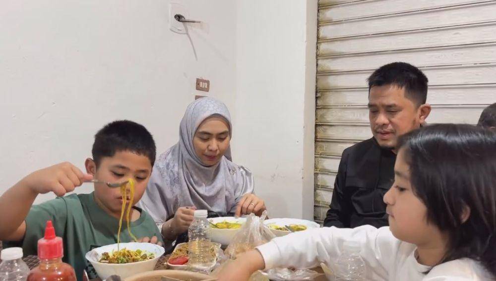 Oki Setiana Dewi beli takjil di Mesir (Instagram.com/okisetianadewi)