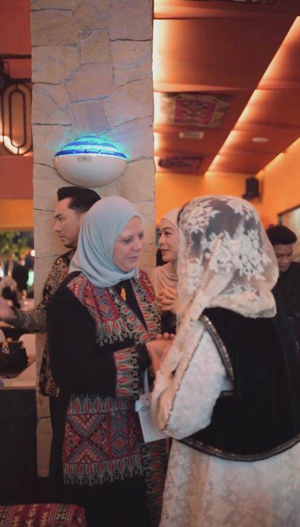 Ananda Omesh (instagram.com/omeshomesh)